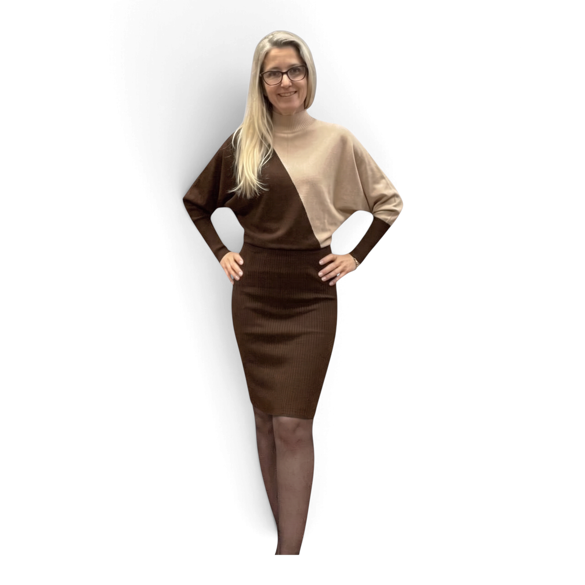 Horszi női kötött ruha barna és bézs színkombinációban, magasított nyakkal és hosszú ujjal, elegáns fazonban.