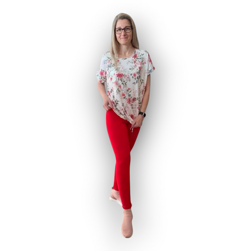Horszi KO-GO piros, hosszú, testhez simuló női pamut leggings, virágos felsővel viselve