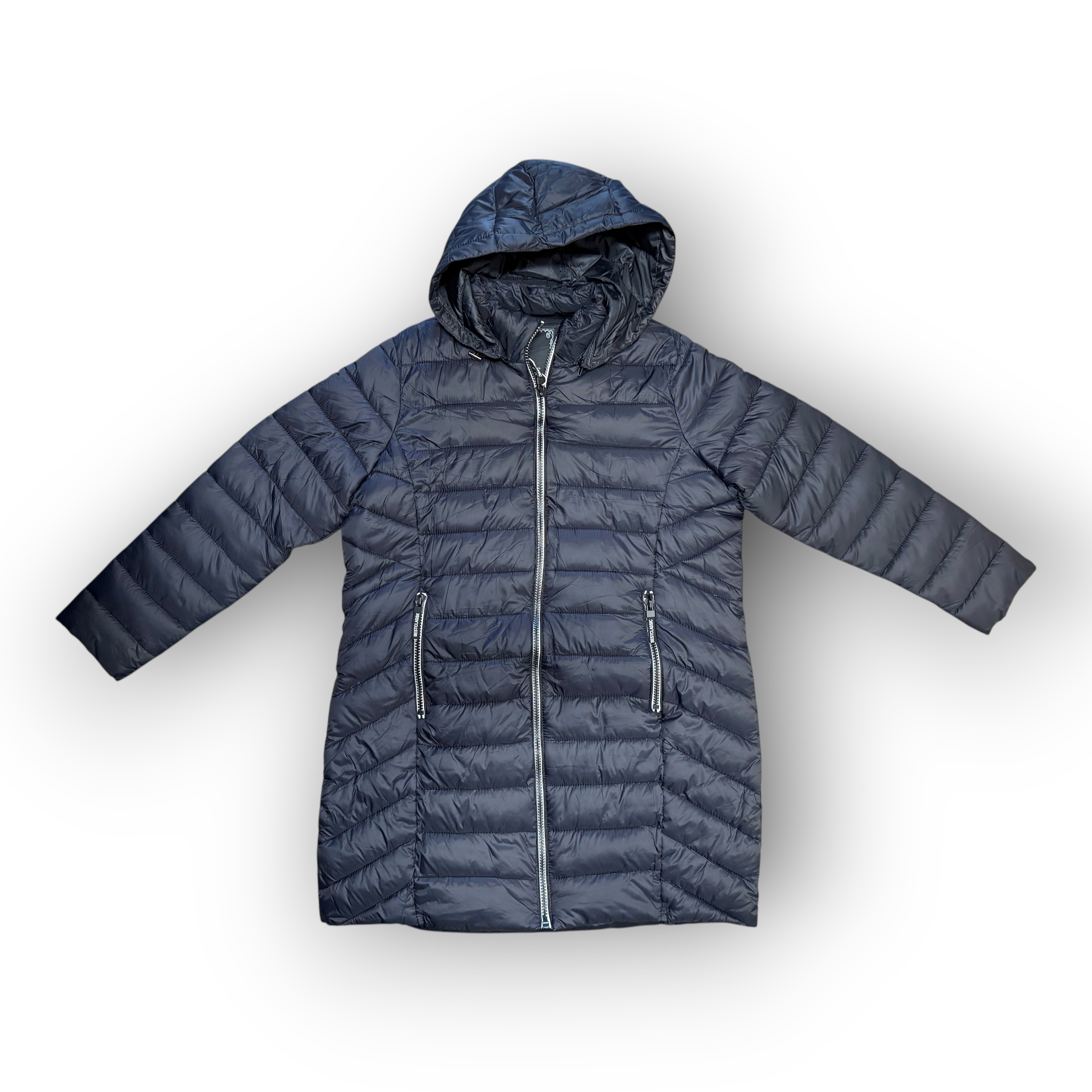 Horszi hosszított, steppelt női kabát kapucnival, cipzáras zsebekkel, sötét színben, 2XL-4XL méretben.