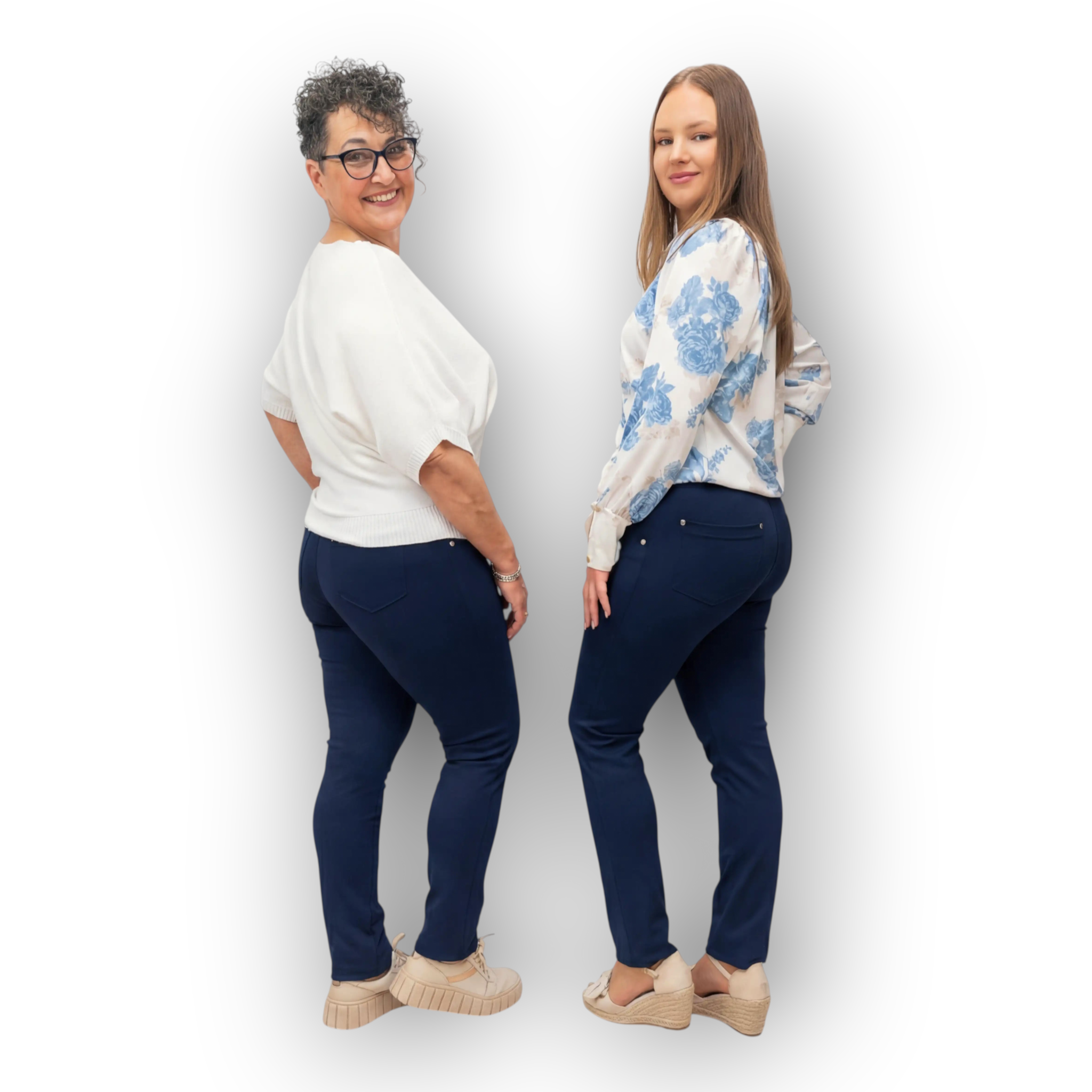 Két nő Horszi hosszított szárú, sötétkék, rugalmas punto nadrágban, elegáns és kényelmes viseletben.