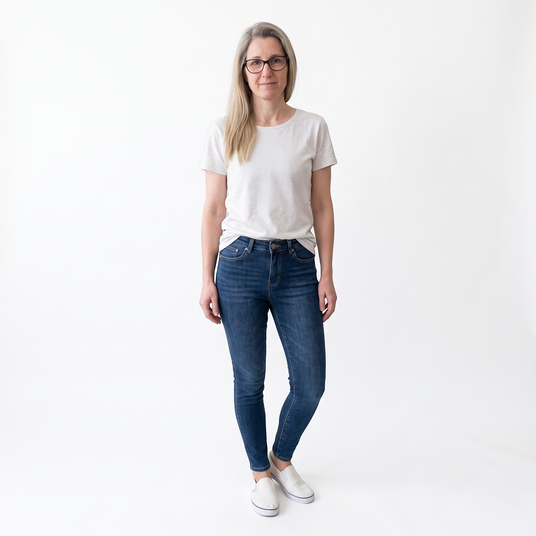 Horszi magas derekú, rugalmas, bélelt push-up farmernadrág női modellen, fehér háttér előtt.