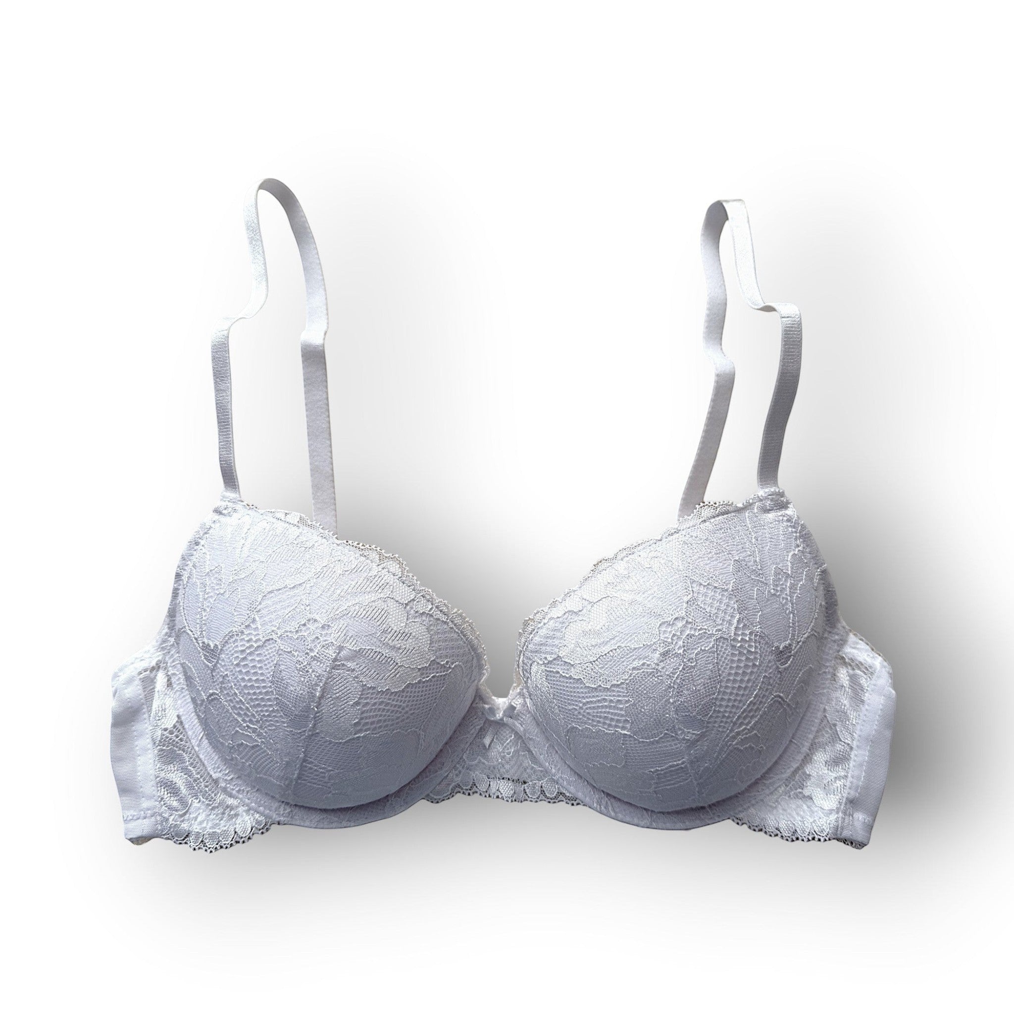 Horszi Dorina Perfect Lace Demi fehér, előformázott, vékony szivacsos melltartó elegáns csipke díszítéssel.