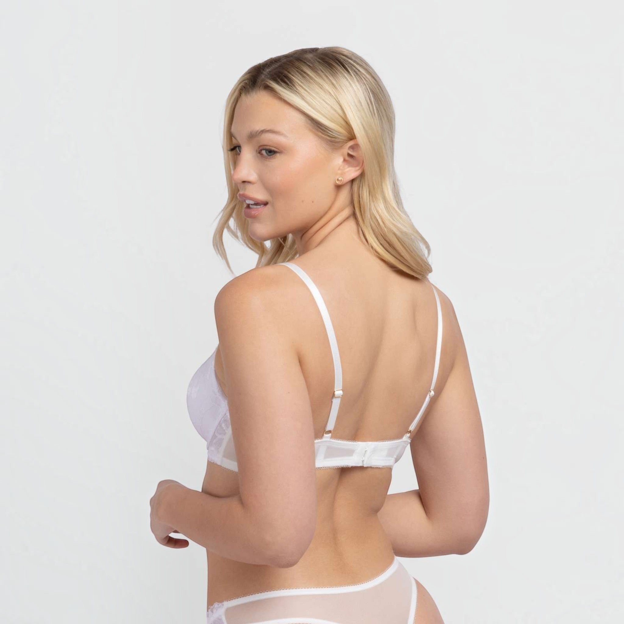 Horszi Dorina Perfect Lace Demi fehér melltartó csipkés kosarakkal és állítható pántokkal modell hátán