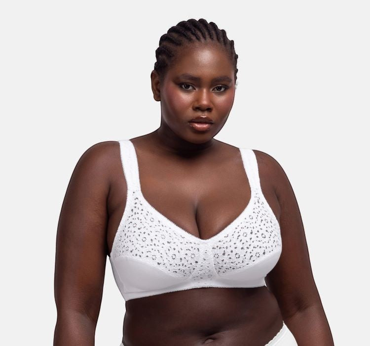 Horszi DORINA Yvonne fehér, merevítő nélküli, csipkés pamut melltartó széles vállpánttal, molett modellen