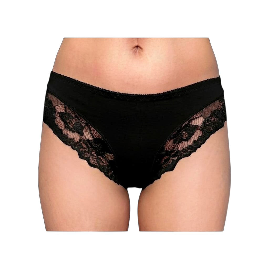 Horszi fekete, nagy méretű női teli bugyi elegáns virágmintás csipkebetétekkel az oldalán és a lábkivágásnál.