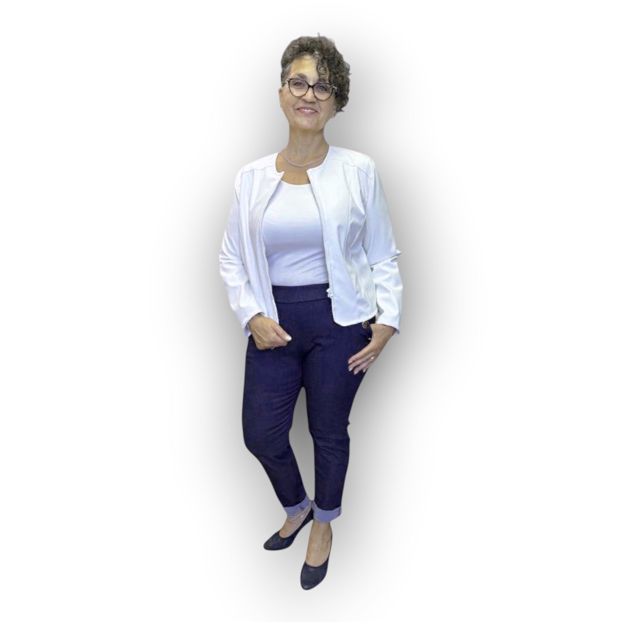 Horszi női fehér bőrhatású cipzáras blézer kerek nyakkal, modell által viselve, elegáns és modern stílusban.