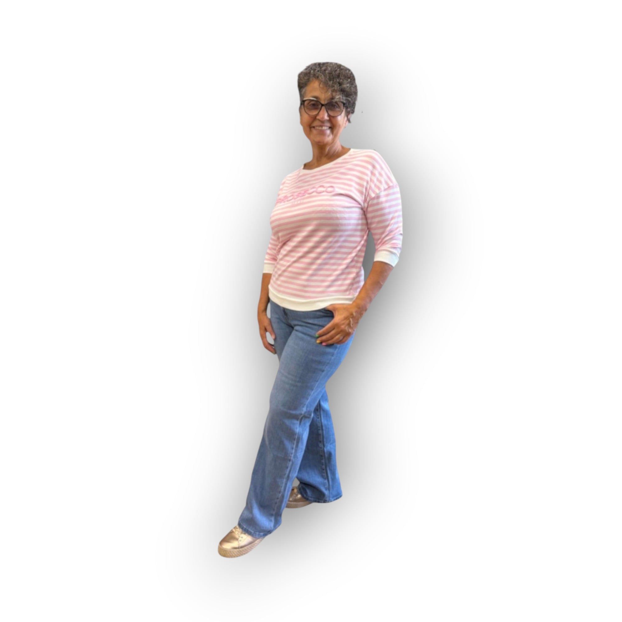 Horszi női palazzo farmernadrág világoskék színben, bő szárú fazonnal, egy mosolygós hölgyön bemutatva.